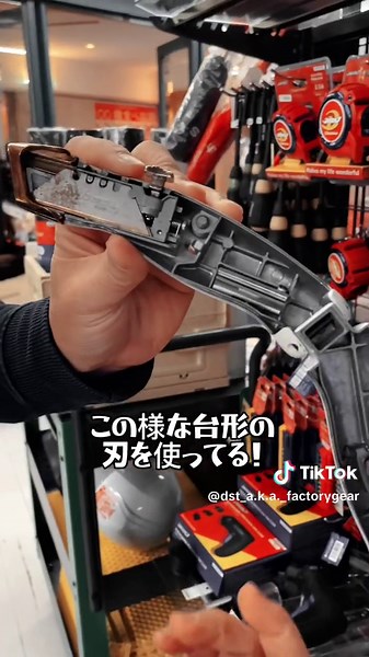 クニペックス カッターナイフ カティックス 9010-165BK https://ec.f-gear.co.jp/item/4003773087533.html 独立して動くスタビライザーにより、力をかけても刃が曲がったり、折れたりせずに怪我の心配がありません。 本体は、プラスチックのように軽く、アルミダイキャストのように頑丈なマグネシウム製ハウジング。 18㎜幅の標準的な刃に対応。ハンドルの中には、予備の刃が2枚収納可能 仕様・規格 全長(mm)：165 質量(g)：270 本体：マグネシウム合金 レノックス レノックス ユーティリティーナイフ SSRK1 https://ec.f-gear.co.jp/item/4562434485564.html LENOX（レノックス）社のトレードマークであるオカミのイラストはスコットランドのレノックスという町に実在した伝説のオオカミに由来しています。 鋭い牙のような切れ味で定評のある同社のハンドソーと同じバイメタル構造によって作られているナイフの刃はしなりに強く、さらに先端をチタンコーティングする事で、折れた時に刃の飛び散りを防いでいます。 