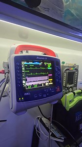 HP-CPR :) ระหว่างใกล้เช็ค Pulse สามารถกด Charge energy ได้เลย ระหว่าง CPR จะได้ไม่เสียเวลาชาร์จ (ใน Defib. รุ่นที่ clear ไฟทิ้งได้หากไม่ช็อค) เมื่อนาฬิกาครบ 2 นาที รีบ check pulse & Look EKG ส่วนมือยกเหนือหน้าอกไว้เลย ไม่ต้องหนีไปไกล (เขาบอกไม่ให้สัมผัสตัวผู้ป่วย ไม่ใช่หนีไปแปดเมตร) เพื่อเตรียมกดหน้าอกต่อทันที ดูหน้าจอด้วย ว่ากดลึด 5-6 cm เร็ว 100-120 ครั้ง/นาที ไหม? ถ้ารุ่นวัด tidal volume ของ BVM ได้ ให้บีบให้ได้ 350-500 ml อย่าเกิน อย่าขาด และ HP-CPR ที่ดี ต้องทำเป็นทีม และเป็นทีมที่ฝึกและเชื