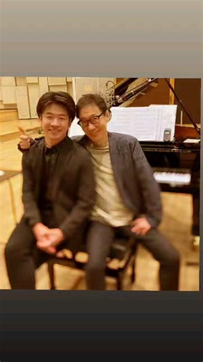 うたコンの指揮者に就任した岩城直也さんが遊びに来てくれました😃💕 ちょっと前まで可愛い少年だったけど今やしっかり巨匠への道を歩んでいます〜素晴らしい。 皆さん是非🥰🎶応援して下さいね🍀 また何かコラボ出来たらいいな🎹 #岩城直也 #うたコン | Takashi Obara