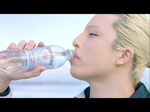 ROLANDの“名言”連発！掃除、料理、海辺走る姿も披露 「ゲロルシュタイナー」新ウェブCMが公開