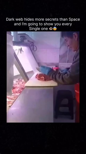 Gore reels only on Instagram: "Just @gore.reels.only 日本利用压电瓷砖将脚步转化为电能。这些瓷砖捕捉来自你脚步的动能。当你行走时，你的重量和动作会对瓷砖产生压力。瓷砖会轻微弯曲，从而产生机械应力。瓷砖内部的压电材料将这种应力转化为电能。每一步都会产生少量电荷，而数百万步结合在一起就能产生足够的电力来驱动LED 灯、数字显示屏和传感器。在像涩谷车站这样繁忙的地方，每天大约有240万个脚步为这一系统作出贡献。 这些电能可以被储存或立即使用，从而减少对传统电力来源的依赖，并支持可持续的城市基础设施。 这种方法将日常运动转化为实用的可再生能源 #日本#知识#事实 #你知道吗 #推荐 科技创新历史 技术 实验热门"