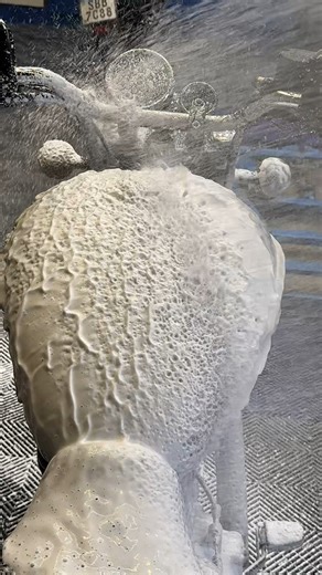 Razux.of on Instagram: "ALERTA: Cuidado para essa explosão de espuma não chegar aí do outro lado da tela!💥😎 Aqui não brinca em serviço, já lavou sua moto pro rolê do fim de semana!? 👀"