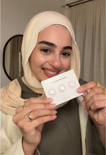 How to tuck your scarf inside securely and neatly—magnetic pins for the perfect hold! 🧲✨ #HijabHack #StaySecure#hijabtutorial #hijabessentials