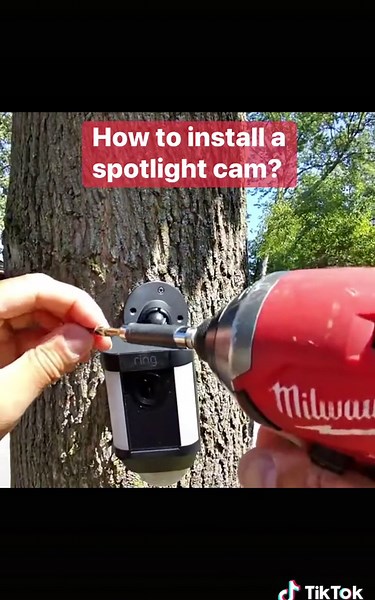 Cómo instalar una cámara de spotlight con panel solar