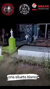 Una silueta blanca en el cementerio observando desde la obscuridad de un mausoleo Tu que opinas 🇲🇽🤟🏻😦 #cazadoresmasalladelmiedo #leyendasmexicanas #espiritus #videosvirales #mitosyleyendas #viralpost #niñosfantasmas | Cazadores mas alla del miedo