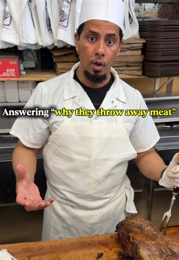 Why Do They Discard Part of the Meat?! 🥪👀 【Katz's Delicatessen】 Finally checked out the legendary Katz's and ordered their iconic Pastrami! It was incredibly juicy and packed with flavor. While waiting, I actually got to chat with the cutter and asked about that one burning question everyone always has: why do they trim off and throw away certain parts of the meat? I finally got the real inside scoop! 🤫✨ —————————— 🏠️ Katz's Delicatessen 📍 205 E Houston St, New York, NY 10002 📕 Pastrami Sa