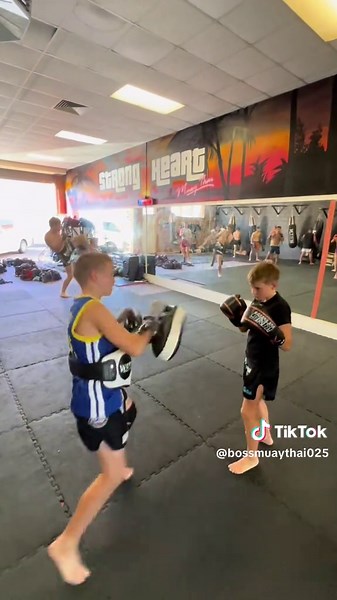 @KingKase_24 love holding for you, @user6081201274978 love when u hold for me boss 🥊 #fyp#shmt #coaching #foryou #foryoupage #muaythai #kickboxing #boxing