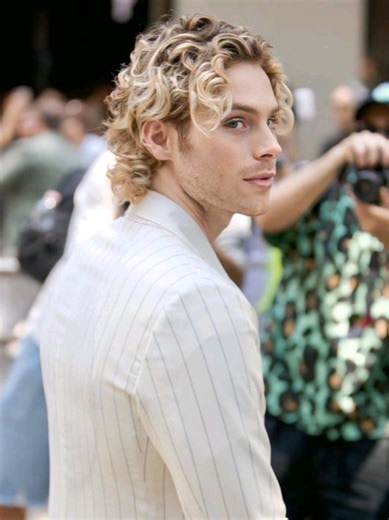 | ★ #LUKEHEMMINGS ★ | posting it also here 💖 . #rant #slime #asmr #ice