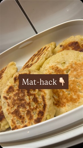 Charlotte || Kost, träning & Mindfulness on Instagram: "Potatismos-rester?👇🏻 Blanda det överblivna potatismoset med ägg, mjöl och salt. Rulla till bollar och platta ut. Stek i rikligt med smör på medelhög värme till de blivit riktigt knapriga på ytan och varma rakt igenom. Serveras med knaperstekt bacon/kalkonbacon och en klick lingonsylt. Vill du ha mer protein? Ta keso och blanda med hackad purjolök, syrligt äpple, salt och peppar. Och för mer fiberrika kolisar aka grönsaker, servera med en 