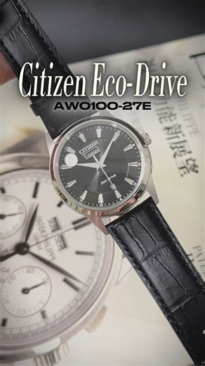 Dòng Citizen Eco-Drive AW0100 mới về mà đã sắp hết hàng, đây chính là 3 LÝ DO! 1️⃣ Mặt số siêu đẹp: Là một dòng mới toanh trong BST Eco-Drive, Citizen AW0100 được chế tác vô cùng độc đáo với Guilloche hình rẻ quạt, cọc số khắc rãnh và cả bộ kim Dauphine sắc lẹm. Những thiết kế này vô tình bật lên vẻ đẹp chiều sâu cuốn hút, ai nhìn rồi cũng nhớ thương! 2️⃣ Bộ máy đỉnh cao: Citizen AW0100 vận hành bằng bộ máy năng lượng ánh sáng Eco-Drive tân tiến nhất hiện tại. Đây là bộ máy độc quyền của thương 