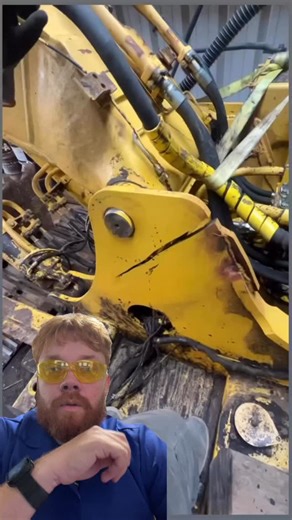 Prof. Paredes on Instagram: "Olha o nível dessa manutenção! 🚜 Para recuperar essa trinca severa, o processo foi cirúrgico: alinhamento com parafusos, goivagem para chanfro profundo e passe de raiz. O preenchimento técnico utilizou eletrodo 7018 e run-off tabs (prolongadores) para garantir que o final do cordão ficasse fora da peça principal, evitando fragilidades. Resultado impecável! 🛠️⚡ #Engenharia #Mecânica #Solda #Manutenção #MáquinasPesadas"