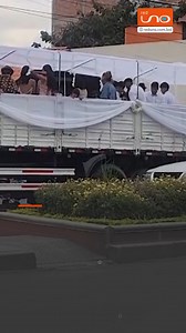 1.1M views · 10K reactions | #NotivisiónCBBA I Una pareja de recién casados fue trasladada hacia su local en un tráiler. ▶️ Más información en www.reduno.com.bo #RedUno #RedUnoDigital #Notivisión #NTVInforma #Bolivia #Trailer #Casados #Local #Comedia | Red Uno de Bolivia | Facebook