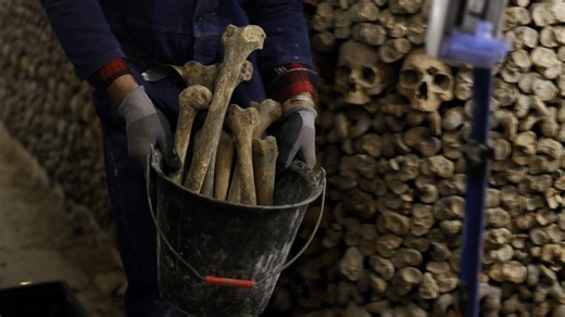 Craniile și oasele a șase milioane de oameni își așteaptă vizitatorii. Au fost redeschise catacombele Parisului