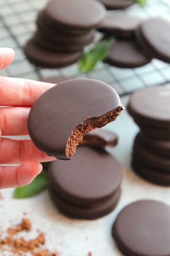 Copycat Thin Mint Cookies! 🤎 What’s your favorite Girl Scout Cookie flavor/ what should I create next?! Find the full recipe on my website: https://thesqueakymixer.com/copycat-thin-mint-cookies/ | The Squeaky Mixer