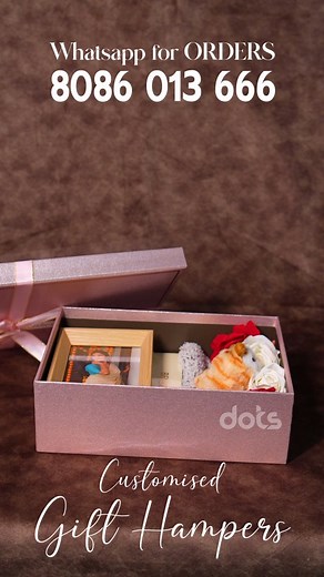 Customized Gift Hampers ഓർഡർ ചെയ്യാനും കൂടുതൽ details അറിയാനും താഴെ കൊടുത്ത WhatsApp നമ്പറിൽ മെസ്സേജ് അയക്കുക DM FOR ORDERS https://wa.me/c/918086013666 #photogifts #weddinggifts #photoframe #customizedgifts #anniversarygifts #lovegifts #giftsforfriends #gifthamper #giftsforwife #gifthampercalicut #hampers #giftsbox #guftboxes | Dots designs