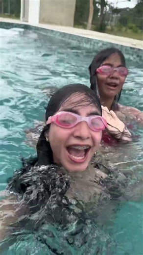 Un día en la piscina en familia