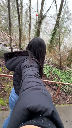 Waking up to everything covered in white early this morning in Lynnwood, Washington was incredible. Everything looked so peaceful and pretty, I couldn’t stop myself from taking a walk right before work. #foryoupage #fyp #paratii #seattle #adventure