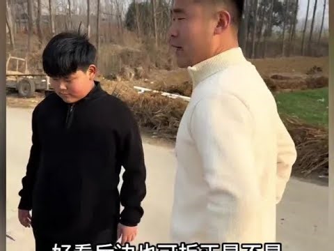 Adu bought Enze a piece of clothing and dragged Enze to Li Jia to boast about it to everyone.