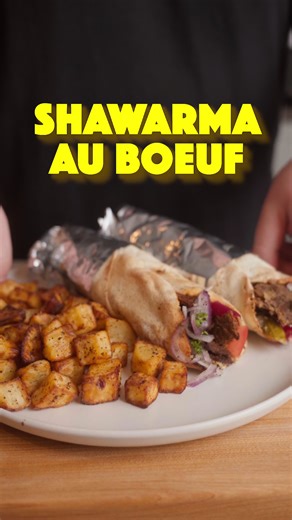 🔥🫓Recette de shawarma au bœuf 🥩🔥 Pour ma première recette de 2026, j’avais pas le choix de faire cette fameuse recette de shawarma complètement virale… et honnêtement, ça vaut TELLEMENT la peine de la faire !! Ingrédients et préparation 👇🏻 🥩 La viande Dans un grand bol, mélangez : - 1 kg de bœuf (tranché mince) - 1 oignon jaune râpé - Une pincée Sel et poivre - 2 c. à soupe de : (poudre d’ail, sumac, cumin, flocons de chili, coriandre moulue et paprika) - 1 c. à soupe de cannelle - Un fil