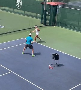 🇬🇧 Emma Raducanu putting in the reps ♻️ 🏷 #emmaraducanu #raducanu #wta #forehand #tenniscoach 🎥 @manatogo | Functional Tennis