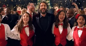 VIDEO: Josh Groban Surprises Hotel Guests With a Holiday Concert