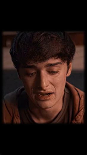 lumen11_ on Instagram: "日本利用压电瓷砖将脚步转化为电能。这些瓷砖捕捉来自你脚步的动能。当你行走时，你的重量和动作会对瓷砖产生压力。瓷砖会轻微弯曲，从而产生机械应力。瓷砖内部的压电材料将这种应力转化为电能。每一步都会产生少量电荷，而数百万步结合在一起就能产生足够的电力来驱动 LED 灯、数字显示屏和传感器。在像涩谷车站这样繁忙的地方，每天大约有 240 万个脚步为这一系统作出贡献。这些电能可以被储存或立即使用，从而减少对传统电力来源的依赖，并支持可持续的城市基础设施。这种方法将日常运动转化为实用的可再生能源 #日本 #知识 #事实 #你知道吗 #推荐 #科技 #创新 #历史 #技术 #实验 #热门"