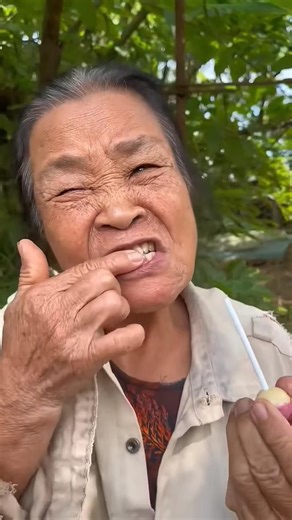 Tooth pain old women can't eat l #bushcraft #campfire #cute