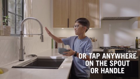 Delta Trinsic Touch2O Touchless Matte Black 20.44 in. H Pull Down Sprayer Kitchen Faucet 360° Spout Swivel 9659TL-BL-DST