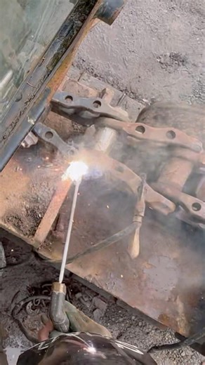 EXCAVATOR TRACK CHAIN INSTALLATION AND REPAIR AND WELD !