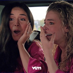 Wat een mooi kindje! 🧡 Hoe schattig zijn Marthe en Julia als ze in ‘K3, één jaar later’ horen dat Hanne mama geworden is? 🥹 | VTM