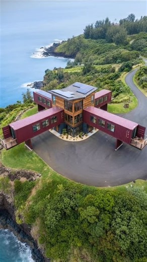 Container House Adequate on Instagram: "They suspended four massive shipping containers in mid-air — and the result is absolutely unreal! This extreme upcycling build uses a radial cantilever system: four 40ft High Cube containers anchored to a multi-story timber-and-steel atrium. Project Overview • Structure: 4× 40ft HC containers in a cross layout + central timber/steel atrium • Style: Modern industrial eco-luxury • Size: ~2,600–3,000 sq ft Key Features • Cantilevered wings • Steel reinforceme