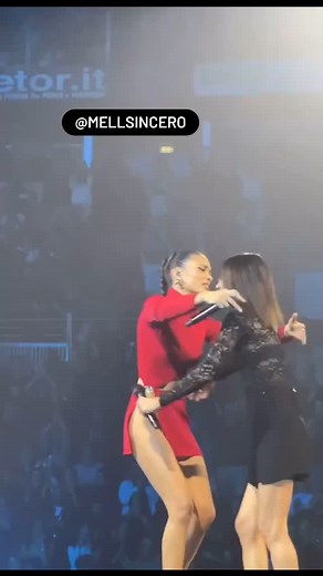 Elodie & Giorgia! Parece que mostrar a p€riquita virou moda no mundo. | Mell Sincero