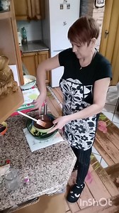 Prăjitură cu brînză de vaci și fructe!!! Blat :4 ouă, 180 g zahăr, 180 g făină, 180 ulei sau unt, ciocolată amăruie 200 g, un praf de sare, esență vanilie, un praf de copt de 10 g. Cremă de brînză :600 g brînză de vaci, esență vanilie, 80 de g de zahăr, 2 ouă,mix de fructe 150 g, tavă 28 /22cm,cuptor preîncălzit 180 grade pentru 50 de min!!! | Gătim cu plăcere din plăcere