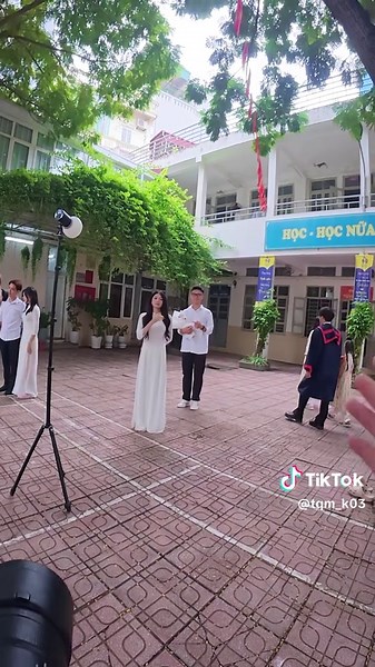 Tạo bất người cho bạn gái trong buổi kỷ yếu và sự đáng iu của 2 người🫣#fyp #chupanhkyyeu #quangminhpov #thanhxuan #smilemedia