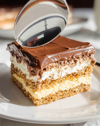 51K views · 155 reactions | Light, creamy, and irresistibly sweet—this Eclair Cake is a no-bake dessert layered with graham crackers, vanilla pudding, and chocolate topping. An easy recipe that tastes just like the classic pastry. .............. Full Recipe in Coʍmеոτ  | Donerecipe by Sarah | Facebook