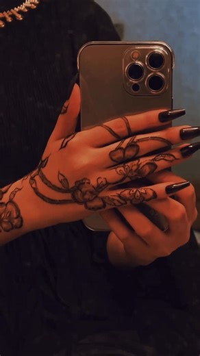 Henna Artist | UAE 🇦🇪 - Sania on Instagram: "This song is underrated 👀 #viral #hennainspo #hennadesigns #reels #7ennazen"