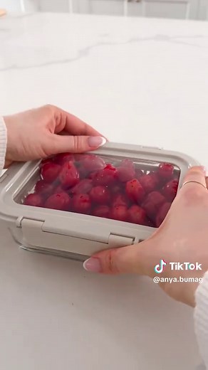 These stretch lid glass containers are great for when you have more produce or food than the container itself! #glasscontainer #amazonhome #kitchenfinds #togobox #container