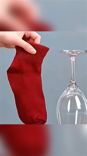 Omas | So faltest du Kleidung richtig – und sparst unglaublich viel Platz Du glaubst nicht, wie genial diese Frau im Thema Ordnung ist. Sie faltet... | Instagram