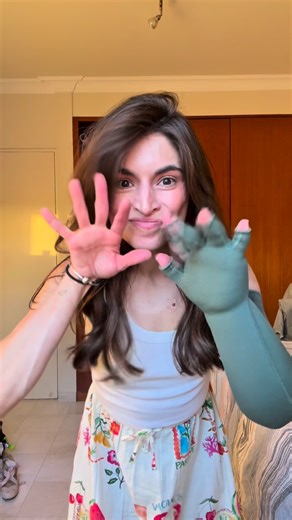 Nicole Faccio on Instagram: "Made the most of the heat in the winter and the skirt fits the profile. And I love London, but the butler is wha I missed the most. There are many vintage things in my older room, but the tv takes the price 🤓. Another one of the outfits during the holidays ❤️ (Sorry for the terrible sound!) #lymphedema #compression #chronicillness #styleaddict grwm"