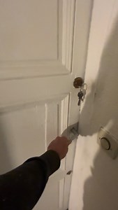 Le locataire est parti en laissant les clefs dans les parties communes et les fenêtres ouvertes Je découvre le logement et l’ampleur des travaux à réaliser Je précise qu’il s’agit d’un appartement au sein d’un immeuble qu’on a acheté dans sa globalité. On avait prévu de refaire les appartements au départ de chaque locataire. Dans le cas de cet appartement il a été rendu propre. Même si ça ne change pas grand chose car on a prévu de tout refaire | Club immobilier