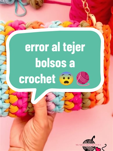 error al tejer bolsos a crochet 😞Cansada que tus bolsos no quedan bien. Puede que Estés haciendo un error común que toda principiante realiza al iniciar a tejer bolsos en trapillo. antes guarda este video para no perderlo ❌Uno de los errores más comunes al tejer bolsos en trapillo es apretar demasiado el hilo. Cuando la tensión es muy fuerte, el tejido se encoge y el bolso pierde su forma. Lo ideal es mantener una tensión firme pero cómoda para que el tejido quede uniforme. Si logras controlar 