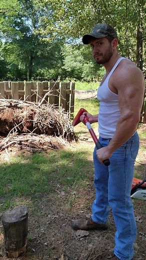 Derrick Henry on Instagram: "Out working today  #workout #gym #fitness #fit #armworkout #shoulderworkout #lats #oldschoolbodybuilding #bodybuilding #powerlifting #powerlifter #bodybuilder #crossfit #fitnessmotivation #classicbodybuilding #classicphysique #ifbb #arnoldschwarzenegger #dorianyates #philheath #cbum #ronniecoleman"