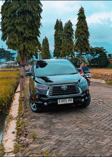 Innova Reborn Hitam Ganteng: Mobil Idaman Masa Kini