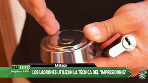 143K views · 561 reactions | ¿Cómo evitar un "Robo Fantasma"? Repasamos lo que tienes que hacer para poder defenderte ante esta nueva ola de robos en la #CostaDelSol  Con Juan Carlos para #ADirecto CanalSur Radio y Televisión  Policía Nacional | Andalucía Directo | Facebook