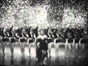 Filmszene aus Ehe in Dosen (1939) mit Grete Weiser und Hilde Hildebrand