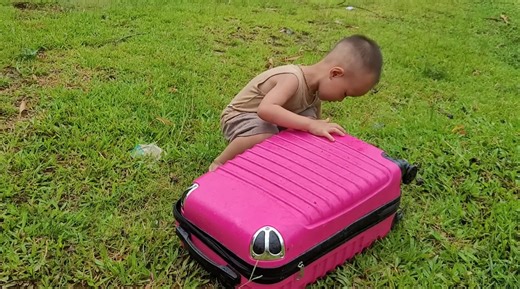 The orphan boy picked up the bad guy's suitcase | Ly thai