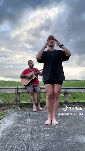 TE WHARE E TŪ NEI Te whare e tū nei auē karanga mai Te marae takoto nei karanga E te iwi, te iwi e pae nei Tēnā rā koutou katoa Tae mai te pōwhiri kua tutuki nei He honore rangatira ki a mātou Me mihi kau atu ki ngā reo katoa Ngā hapū kua eke mai nei Nā te aroha tātou i kawe mai Ki tēnei huihuinga Ki tēnei huihuinga #waiata #maori #ngapuhi