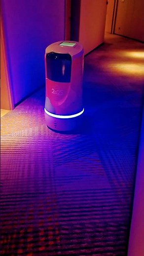 Delivery robot is here again 🤖💥🇨🇳