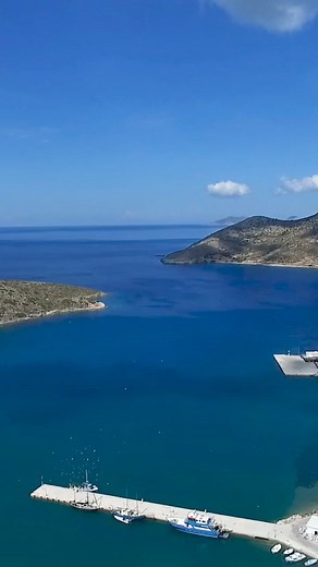 A bird’s eye view of Lipsi: where blue meets white in perfect harmony. 🇬🇷 🎥 georgioslias #Leipsoi #Lipsi | Greece Grèce Ελλάς Grecia