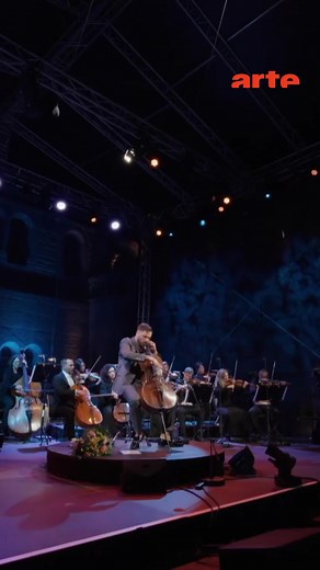 Découvrez la magie du violoncelle avec Stjepan HAUSER ! ✨ Son objectif : révéler au monde entier la polyvalence incroyable de cet instrument. L'artiste aux multiples facettes navigue avec aisance entre la musique classique, les bandes originales de films, en revisitant Le Parrain, Game of Thrones, Pirates des Caraïbes et bien d'autres au château de Neuschwanstein, en Allemagne. Accompagné par l’Orchestre philharmonique de Munich, sous la direction du maestro Ulf Schirmer, le violoncelliste croat